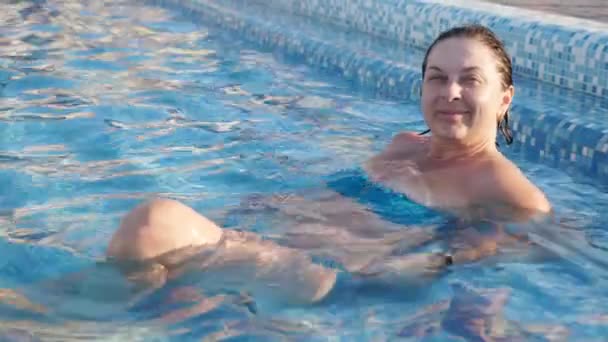 Jolly Blond Kvinna Bikini Liggande Trappan Till Vadande Pool Slow — Stockvideo