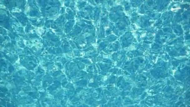 Živé Vody Pomalu Kymácejí Světle Modrém Bazénu Utvářejí Slunnou Pavučinu — Stock video