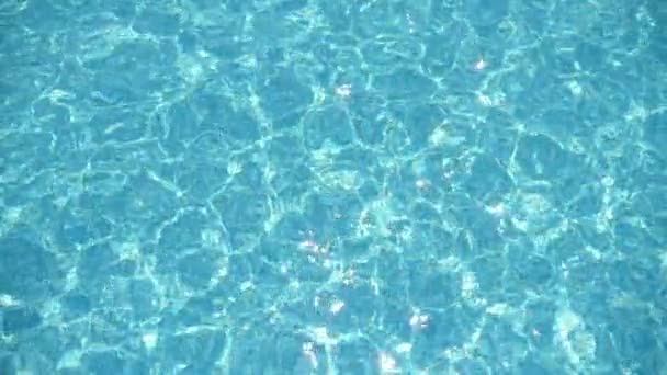 Águas Cintilantes Balançando Lentamente Uma Piscina Azul Moldando Teia Aranha — Vídeo de Stock