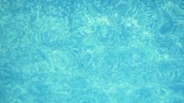 Celeste suyu, güzel bir yüzme havuzunda kaleydoskopik olarak hareket eder. Bu da açık mavi dalgaların çağdaş bir yüzme havuzunda yavaş ve etkili bir şekilde hareket ederek neşeli desenler ve izler oluşturmasını sağlar. İlham verici görünüyor..