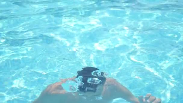 Cara Divertida Sentado Debaixo Água Uma Piscina Dia Ensolarado Verão — Vídeo de Stock