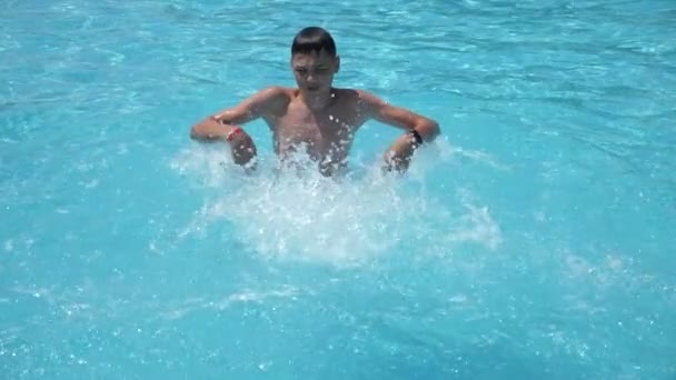 Jolly Guy Jumping Playing Wading Pool Splattering Slow Motion Gorgeous — Vídeos de Stock