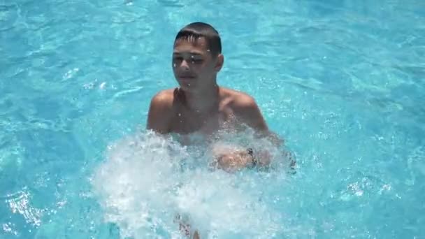 Feliz Chico Sonriendo Jugando Una Piscina Con Salpicaduras Cámara Lenta — Vídeo de stock