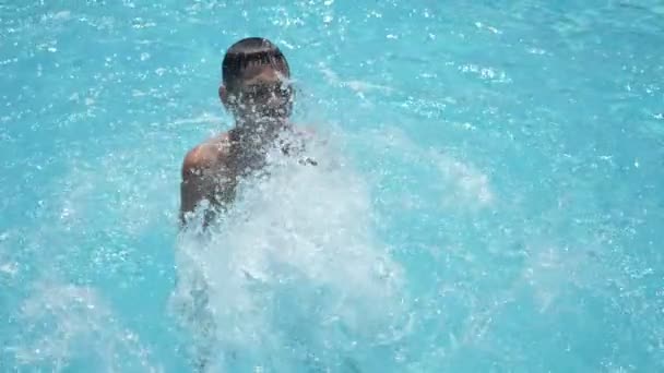 Chico Feliz Sonriendo Saltando Una Piscina Con Salpicaduras Cámara Lenta — Vídeo de stock