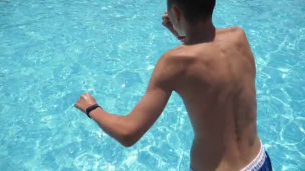 Menino Alegre Pulando Uma Piscina Segurando Nariz Fechado Câmera Lenta — Vídeo de Stock