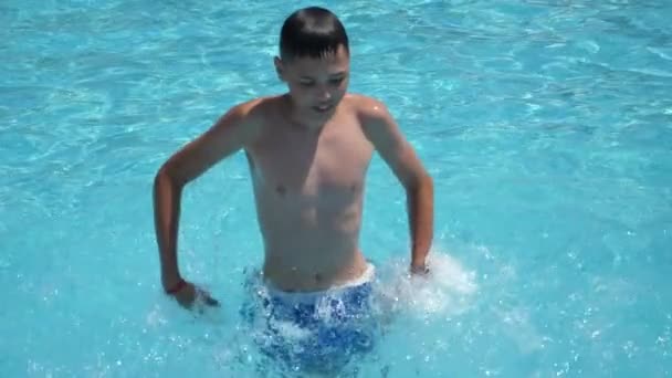 Chico Divertido Sonriendo Saltando Una Piscina Con Salpicaduras Cámara Lenta — Vídeo de stock