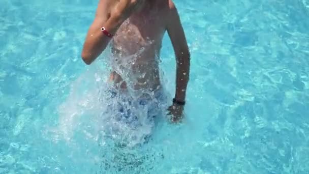 Guy Levant Des Eaux Cristallines Dans Une Piscine Été Ralenti — Video