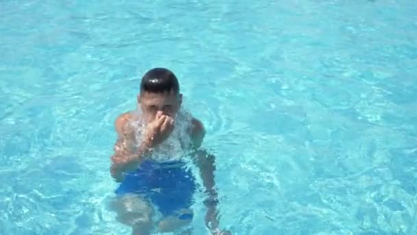 Jongen Opkomend Uit Kristalhelder Water Een Zwembad Zomer Slow Motion — Stockvideo