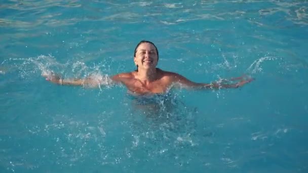 Gelukkige Vrouw Springt Steekt Hand Een Zwembad Een Zonnige Dag — Stockvideo