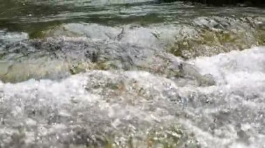 Karpat Dağları 'ndaki çalkantılı nehir suları yazın sola dönüyor. Karpatlar' ın yüksek kaya ve kayaların üzerinden geçen ve yazın sola dönen nehirlerinin muhteşem manzarası. Vahşi ve sert görünüyor..