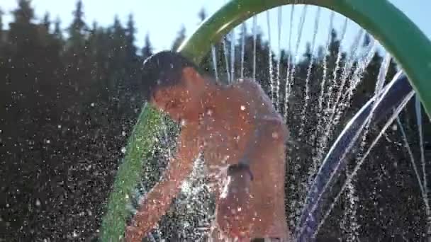 Neşeli Çocuk Yaz Mevsiminde Dağlarda Yuvarlak Şekilli Bir Duşta Ayakta — Stok video