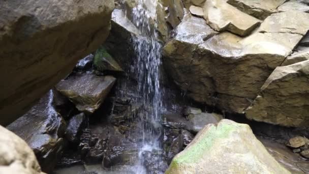 Faszinierender Wasserfall Zwischen Steinen Und Felsen Den Karpaten Herrlicher Blick — Stockvideo