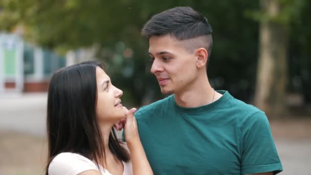 Jeune Couple Souriant Debout Jouant Parlant Été Vue Joyeuse Jeune — Video
