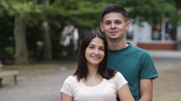 Levendig Jong Stel Staand Knuffelend Lachend Een Groene Straat Zomer — Stockvideo