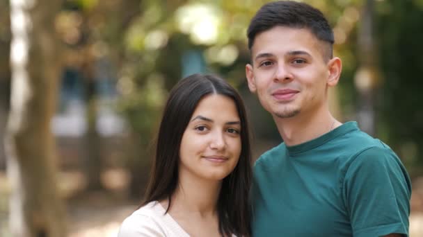 Fröhliche Junge Familie Steht Umarmt Und Lächelt Sommer Der Grünen — Stockvideo