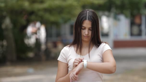 Elegancka Dziewczyna Stojąca Dotykająca Ekranu Zegarka Zewnątrz Latem Ekscytujący Widok — Wideo stockowe