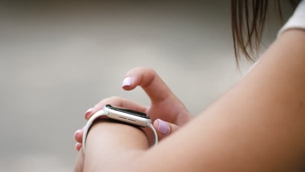 Mão Feminina Macia Discando Tocando Tela Seu Relógio Pulso Branco — Vídeo de Stock