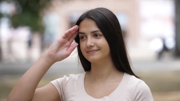 Graceful Brunette Meisje Staande Smartening Groene Straat Zomer Verbazingwekkende Bokeh — Stockvideo