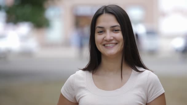 Menina Morena Feliz Com Cabelos Longos Sorrindo Rua Verde Verão — Vídeo de Stock