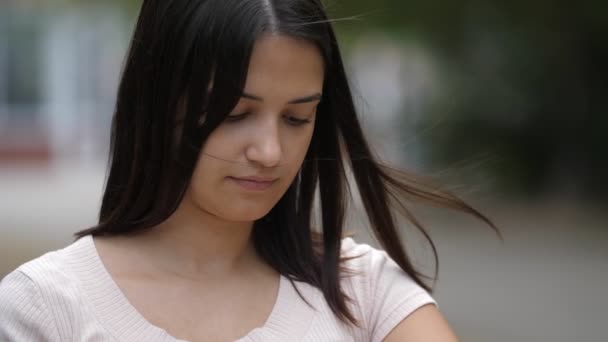 Belle Fille Debout Écoute Dans Montre Bracelet Plein Air Ralenti — Video