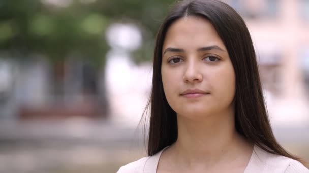 Graceful Brunette Girl Standing Looking Directly Green Park Summer Fabulous — Stock Video