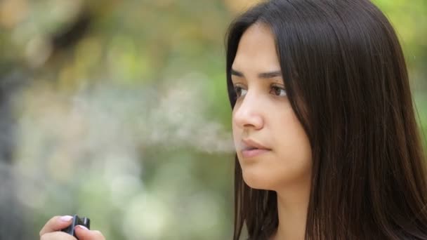 Klasická Brunetka Dívá Stranou Kouří Cigarety Létě Slo Působivý Pohled — Stock video