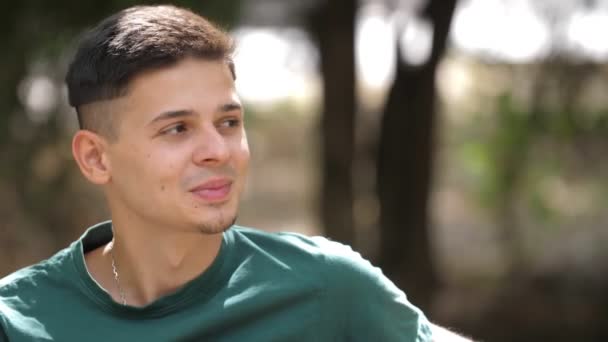 Neşeli Genç Bir Adam Oturuyor Gülümsüyor Yazın Güneşli Bir Yaz — Stok video