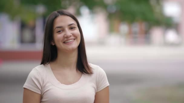 Vrolijk Meisje Brunette Staande Glimlachend Gelukkig Een Groen Park Zomer — Stockvideo