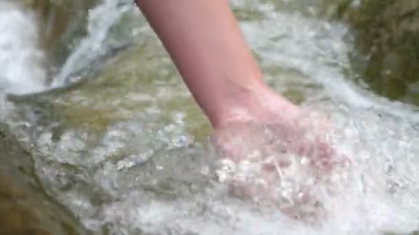 Żeńska Ręka Bawiąca Się Rozpylającą Wodą Górskiej Rzeki Karpatach Ekscytujący — Wideo stockowe