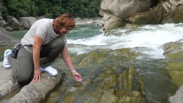 Счастливая Женщина Сидящая Каменном Берегу Реки Наслаждаясь Водой Карпатах Веселый — стоковое видео