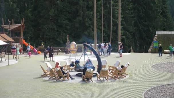 Bukovel Ucrânia Agosto 2021 Vista Deslumbrante Grupo Turístico Nas Montanhas — Vídeo de Stock