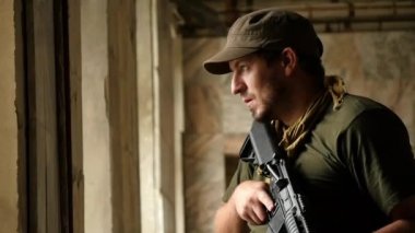 ağır çekim pencereden dışarı bakarak silahlı terörist