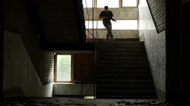 Terörist bir harabe binada çalışır