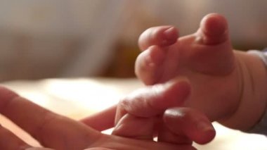 Anne ve çocuk küçük elleri