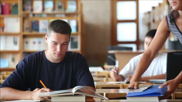 Estudiantes en la biblioteca 2 — Vídeo de stock