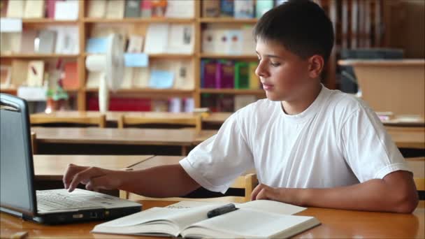 Estudante na biblioteca — Vídeo de Stock