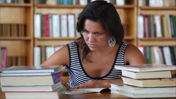 Cansado hermosa chica estudiante en la biblioteca 2 — Vídeos de Stock