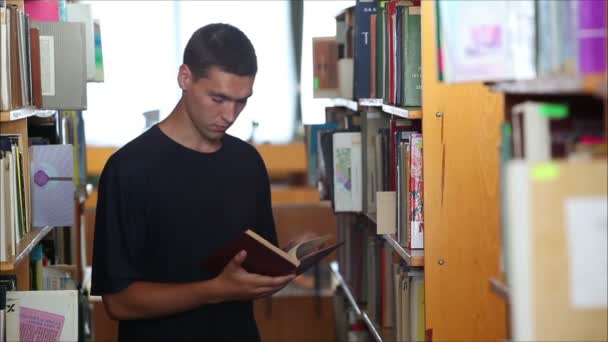Студент в библиотеке 1 — стоковое видео