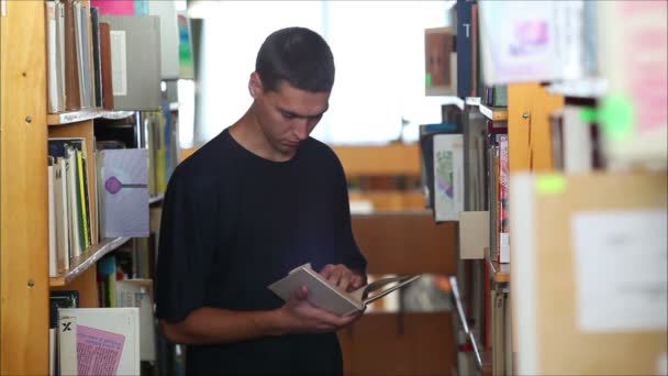 Estudiante en la biblioteca 2 — Vídeo de stock