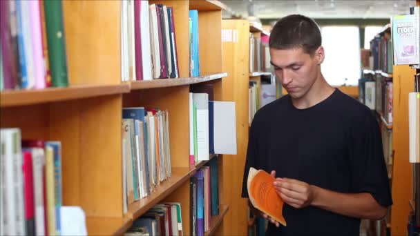 Studente in biblioteca 3 — Video Stock