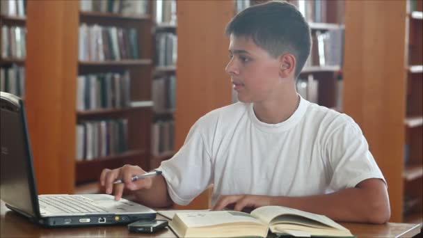 Colegial en la biblioteca 3 — Vídeo de stock