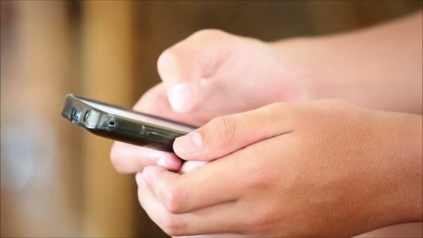 Ekran dotykowy telefon komórkowy w rękach chłopiec 4 — Wideo stockowe