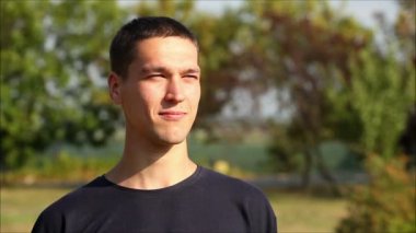 Kız yavaşça adam hugs