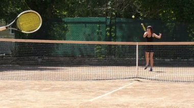 Güzel kadın tenis yavaş oynamaya
