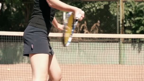 Giocatore di tennis colpisce durante la partita rallentare il movimento — Video Stock