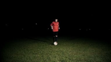 Bir top top sürme oyuncu yavaş hareket