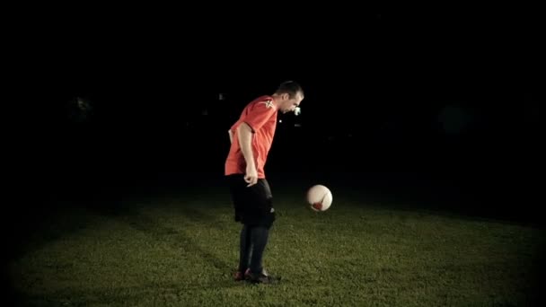 Fútbol jugador de control de una bola de cámara lenta — Vídeo de stock