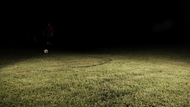 Fotbollspelare som leker med bollen Slow Motion 1 — Stockvideo