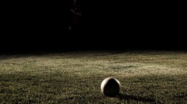 Futbol oyuncusu tekme ve sonbahar ağır çekim yapıyor