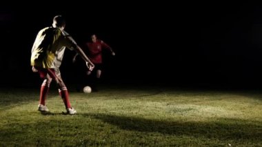 Futbol oyuncusu topu yavaş 1 top sürme